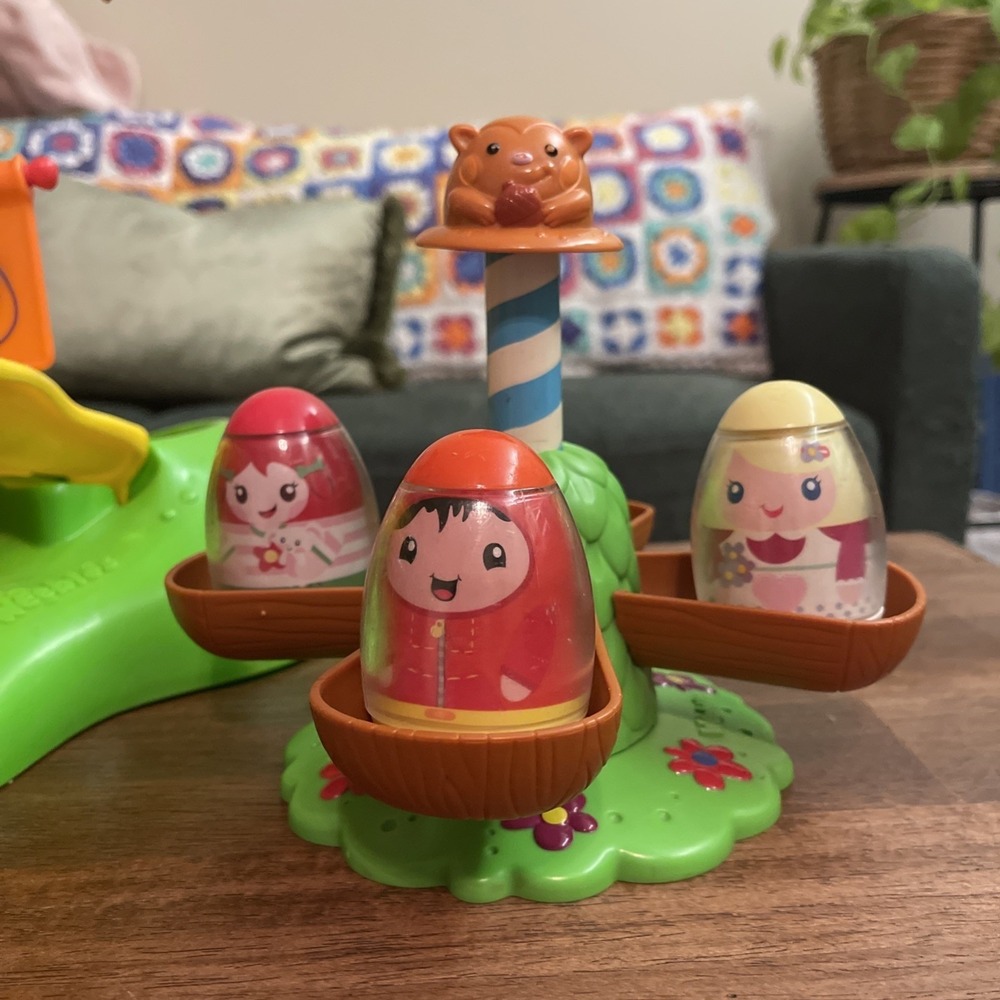 2004 Playskool- Weeble Wobbles Tree House Merry Go Round 4 WEEBLES - Picture 2 of 7